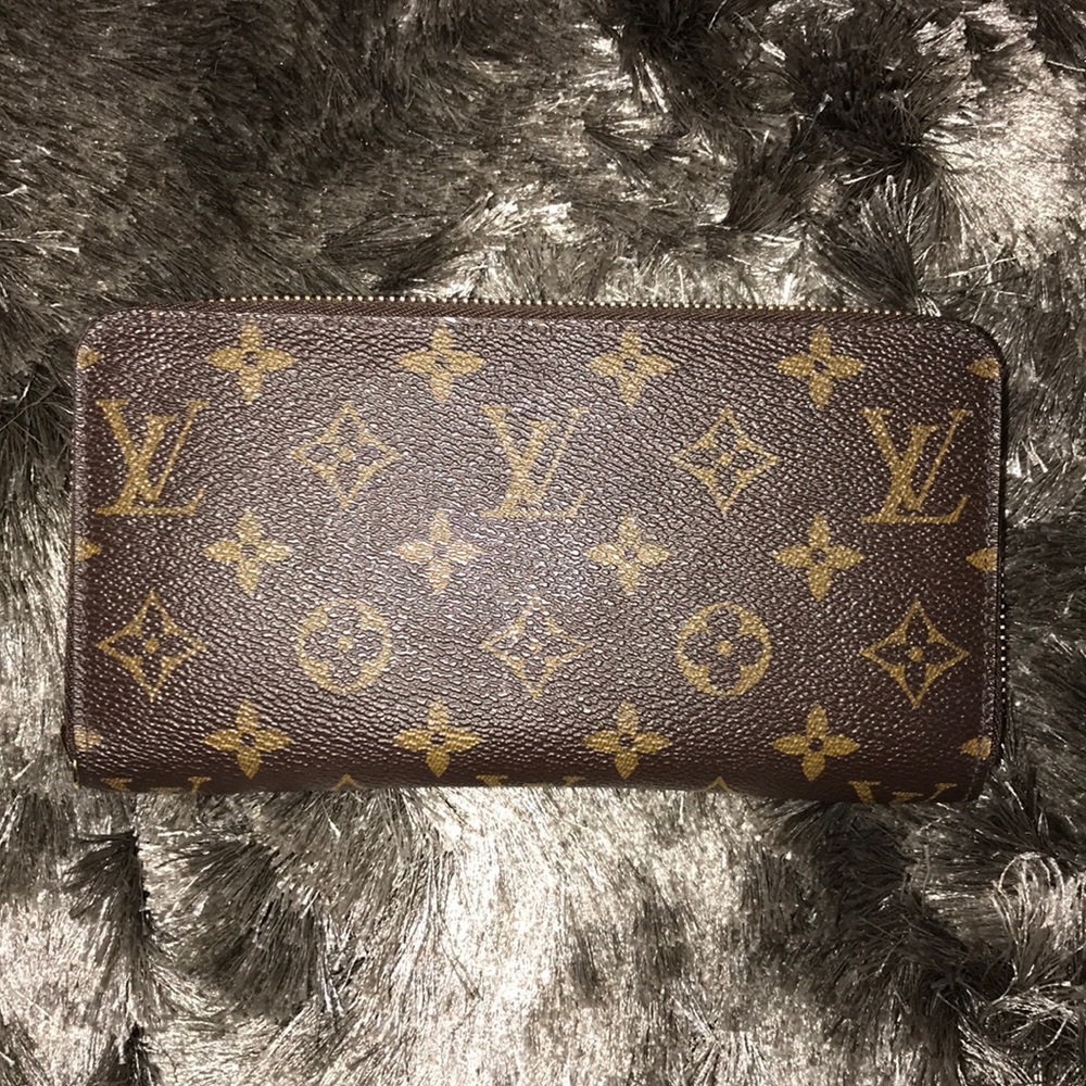 Louis Vuitton zippy wallet